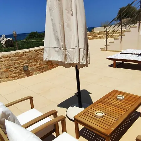 Sea And Sun Beachfront Holidy Apartament *